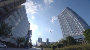 een in beweging stadsgezicht Bij de stedelijk stad in tokyo door laag hoek video