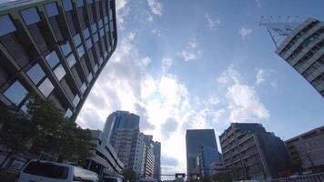 un Moviente paisaje urbano a el urbano ciudad en Shinjuku por bajo ángulo video