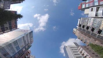 un' in movimento paesaggio urbano di il edifici a il centro nel akihabara tokyo Basso angolo video