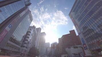 un Moviente paisaje urbano a el céntrico en Shinjuku tokio por bajo ángulo video