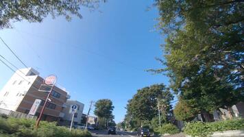 un Moviente paisaje urbano a el céntrico avenida en kanagawa amplio Disparo video