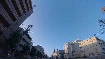 en rör på sig stadsbild på de stadens centrum på kanpachi aveny i tokyo förbi låg vinkel video