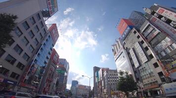 un Moviente paisaje urbano a el céntrico en Shinjuku tokio por bajo ángulo video