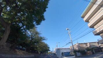 un Moviente paisaje urbano a el céntrico avenida en kanagawa amplio Disparo video