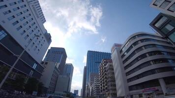 un' in movimento paesaggio urbano a il urbano città nel Shinjuku di Basso angolo video