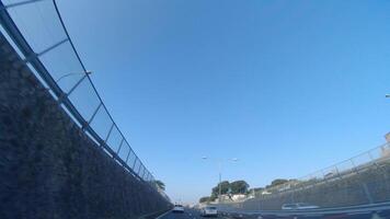 un' pov tiro di autostrada a nel Giappone di Basso angolo video