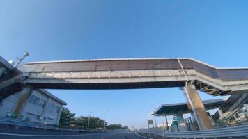 ein pov Schuss von Autobahn beim im Japan durch niedrig Winkel video