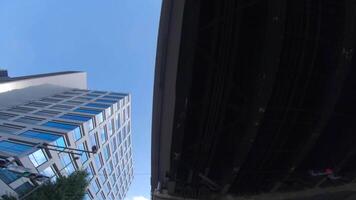 un Moviente paisaje urbano de el edificios a el céntrico en tokio bajo ángulo video
