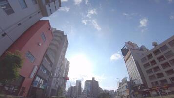 un Moviente paisaje urbano a el urbano ciudad en tokio por bajo ángulo video
