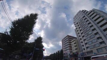 ein ziehen um Stadtbild beim das Innenstadt im Tokyo durch niedrig Winkel video
