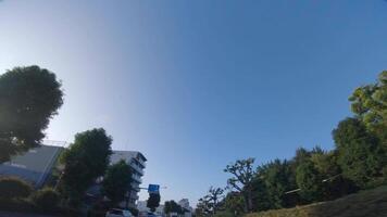 une en mouvement paysage urbain à le centre ville à kanpachi rue dans tokyo par faible angle video