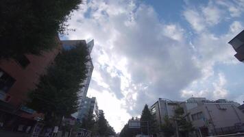 ein ziehen um Stadtbild beim das Innenstadt im Tokyo durch niedrig Winkel video