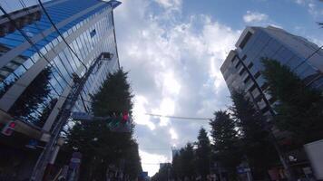 une en mouvement paysage urbain à le centre ville dans tokyo par faible angle video