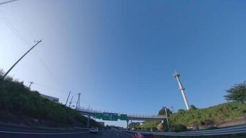 een pov schot van snelweg Bij in Japan door laag hoek video