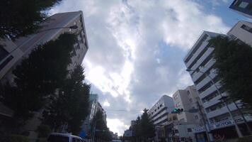 en rör på sig stadsbild på de stadens centrum i tokyo förbi låg vinkel video