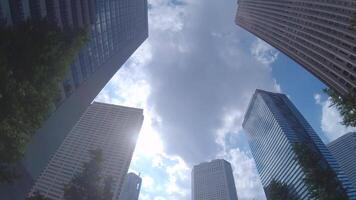 un Moviente paisaje urbano de el edificios a el ciudad de negocios en Shinjuku tokio bajo ángulo video