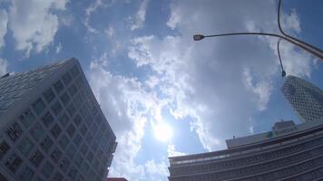 un Moviente paisaje urbano de el edificios a el ciudad de negocios en Shinjuku tokio bajo ángulo video