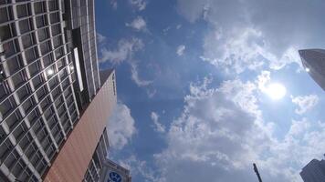 en rör på sig stadsbild av de byggnader på de affärsstad i shinjuku tokyo låg vinkel video