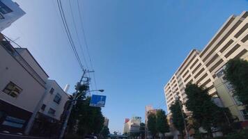 une en mouvement paysage urbain à le centre ville à kanpachi rue dans tokyo par faible angle video