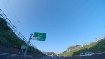 un' pov tiro di autostrada a nel Giappone di Basso angolo video