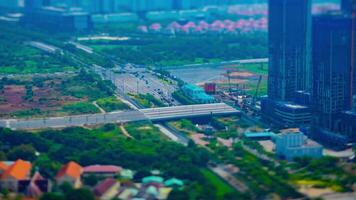 uma espaço de tempo do miniatura tráfego geléia às a ocupado Cidade dentro ho chi minh Alto ângulo ampliação video