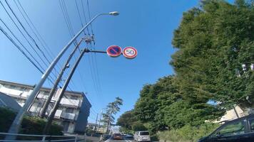 une en mouvement paysage urbain à le centre ville rue dans Kanagawa large coup video