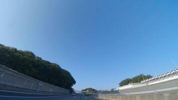 un' pov tiro di autostrada a nel Giappone di Basso angolo video