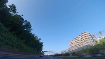 ein pov Schuss von Autobahn beim im Japan durch niedrig Winkel video