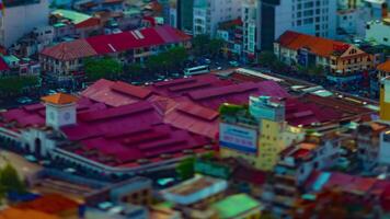 un lapso de tiempo de el miniatura calle a ben gracias mercado en Ho chi minh Vietnam cambio de inclinación panorámica video