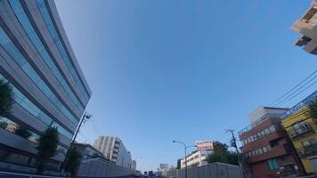 une en mouvement paysage urbain à le centre ville à kanpachi rue dans tokyo par faible angle video