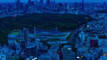 une crépuscule laps de temps de paysage urbain à le Urbain ville à Shinjuku direction haute angle panoramique video