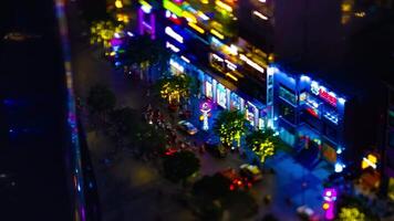 en natt Timelapse av miniatyr- neon stad på nguyen nyans gata i ho chi minh tiltshift zoom video