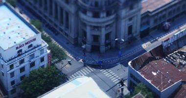 ein hoch Winkel Aussicht von Miniatur Stadtbild beim das Innenstadt im ho Chi minh tagsüber Kippverschiebung video