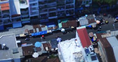 een hoog hoek visie van miniatuur stadsgezicht Bij de downtown in ho chi minh dag focus verleggen video