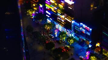 en natt Timelapse av miniatyr- neon stad på nguyen nyans gata i ho chi minh tiltshift lutande video