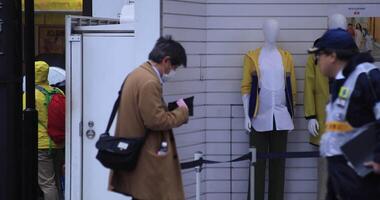 caminhando pessoas corpo partes às a cruzando dentro shinjuku Tóquio chuvoso dia video