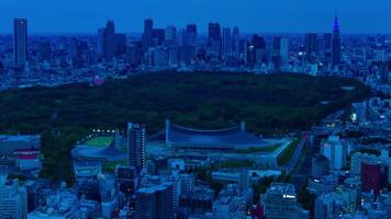 en skymning Timelapse av stadsbild på de urban stad på shinjuku riktning hög vinkel zoom video