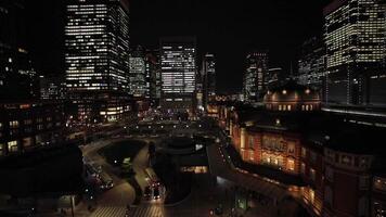 un' panoramico paesaggio urbano a il urbano città nel davanti di tokyo stazione alto angolo largo tiro video