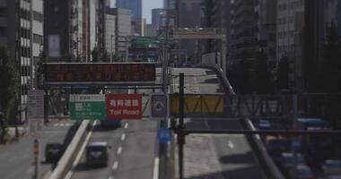 en miniatyr- trafik gata på de stadens centrum i tokyo tiltshift video