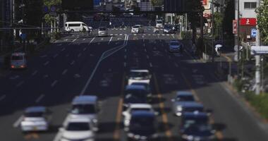 un miniatura tráfico calle a el céntrico en tokio cambio de inclinación video