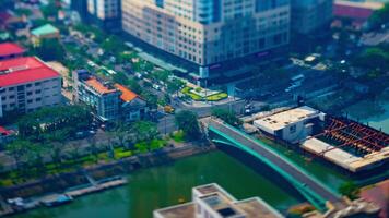 en Timelapse av miniatyr- trafik sylt på de upptagen stad i ho chi minh hög vinkel zoom video