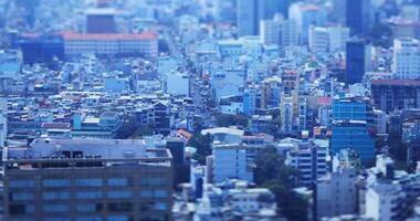 en hög vinkel se av miniatyr- stadsbild på de stadens centrum i ho chi minh dagtid tiltshift video