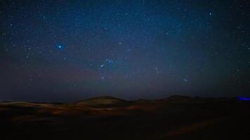 een timelapse van sterrenhemel lucht Bij Sahara woestijn in Marokko breed schot zoom video