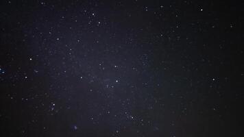 en Timelapse av starry himmel på natt i marocko bred skott zoom video