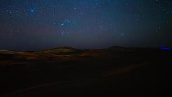 een timelapse van sterrenhemel lucht Bij Sahara woestijn in Marokko breed schot pannen video