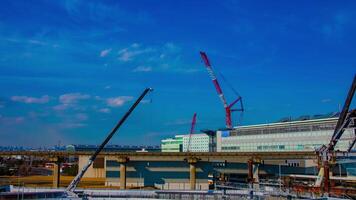 een timelapse van kranen Bij de onder bouw in tokyo video