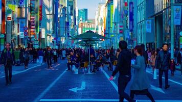 ein Zeitraffer von das Stadt Straße beim das Innenstadt im Ginza Tokyo tagsüber Zoomen video