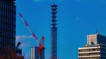 une laps de temps de grues à le en dessous de construction derrière le bleu ciel dans tokyo video