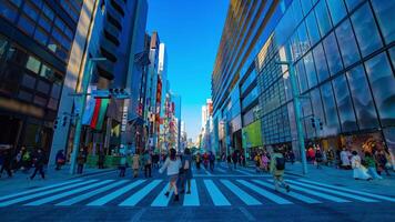 een timelapse van de stad straat Bij de downtown in Ginza tokyo dag breed schot zoom video