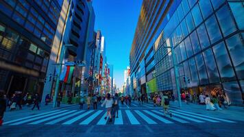 un' lasso di tempo di il città strada a il centro nel ginza tokyo giorno largo tiro inclinazione video